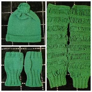 Women's hat, fingerless gloves and leg warmer set.
